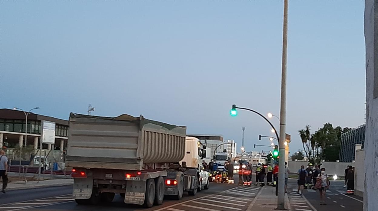 Inicio de la breve movilización, justo al amanecer, en la Carretera Industrial frente a la entrada a Navantia.