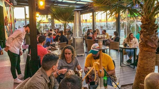 Los bares de copas de Cádiz empiezan a servir comida para poder abrir