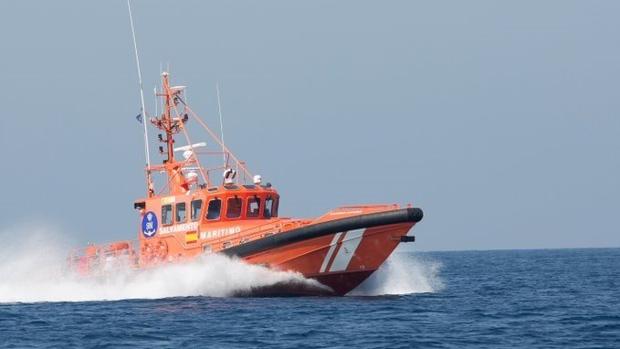 Rescatan a doce personas en una patera en aguas del Estrecho