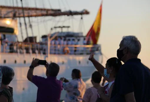 El Juan Sebastián de Elcano inicia su crucero de instrucción más complicado