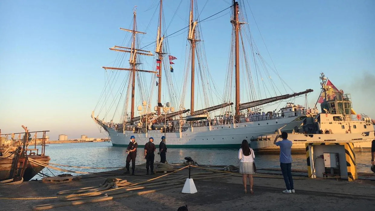 Armada, UCA y CEI·Mar realizan actividades científicas en el crucero de instrucción de Elcano