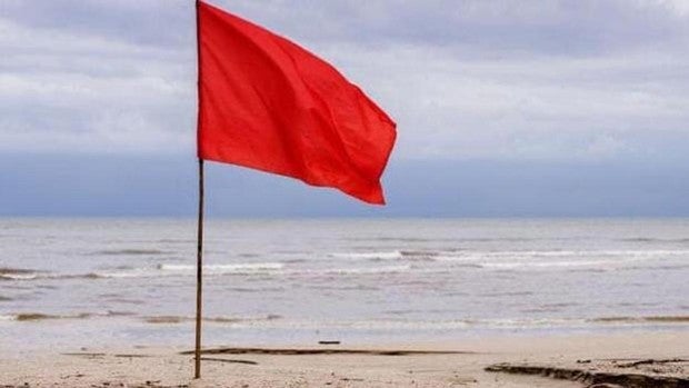 Prohibido el baño en El Palmar: un positivo en Covid-19 deja la playa sin socorristas ni enfermería