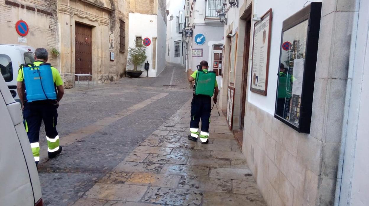 Labores de desinfección en Arcos, en una foto de archivo.