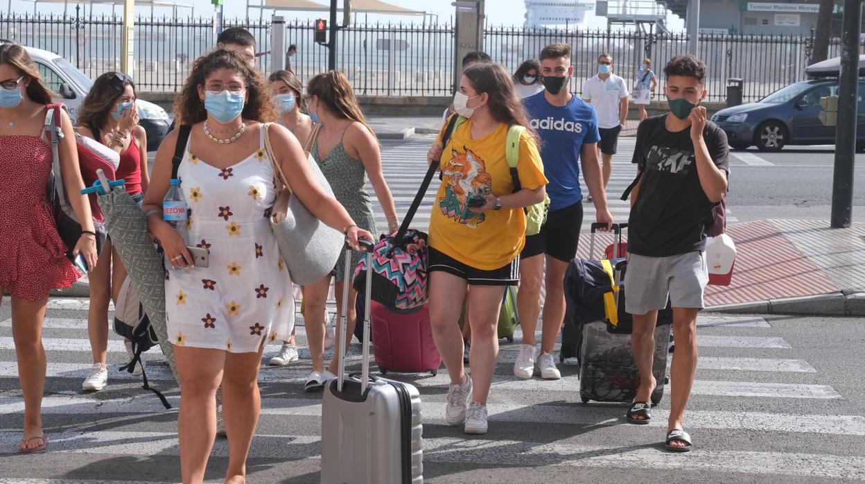 Turistas con maletas por las calles de Cádiz capital.