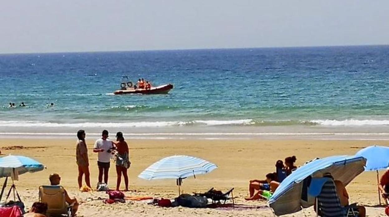 Servicio de socorrismo de Barbate vigilando la playa de El Palmar.