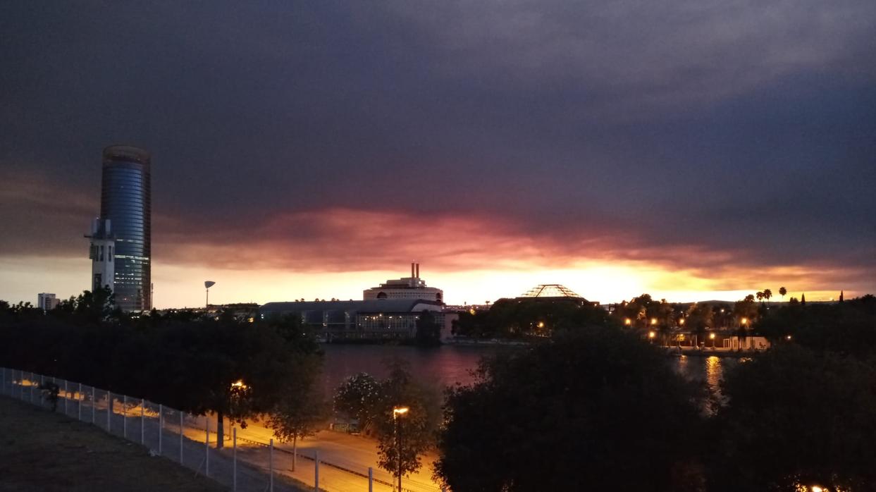 La gran nube de humo, visible desde Sevilla capital