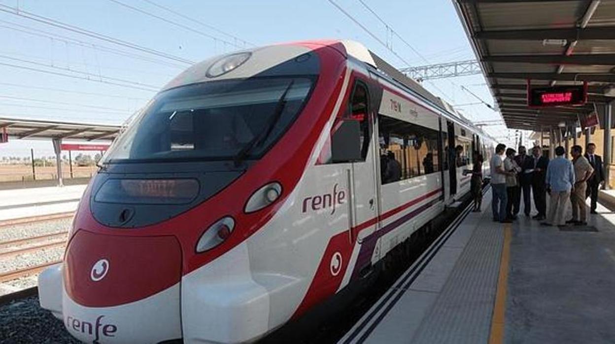 Renfe para un tren Sevilla-Cádiz por la caída de un camión desde un paso superior