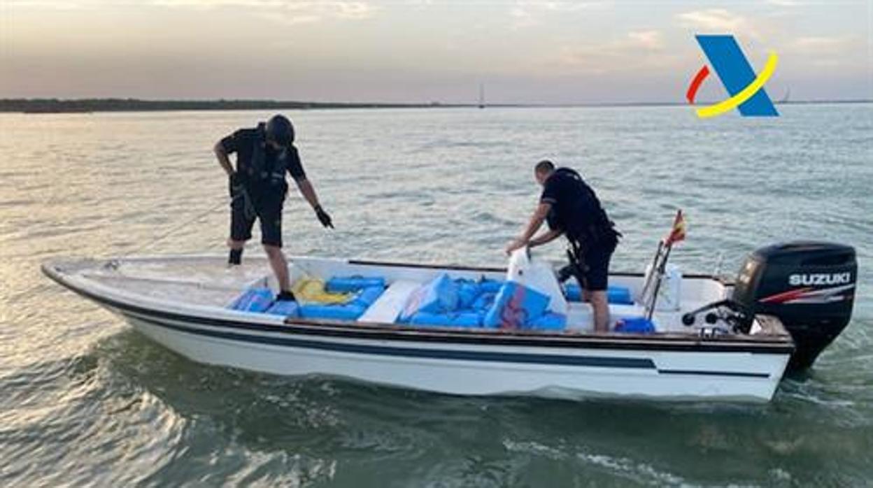 La Policía Aduanera durante la operación en el puerto sanluqueño.