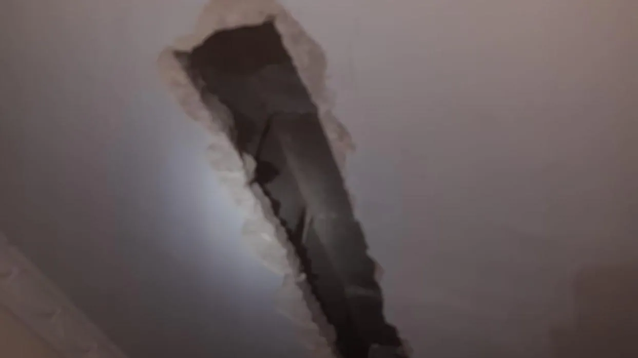 Bomberos revisan y sanean la caída de un techo en una casa en San Fernando