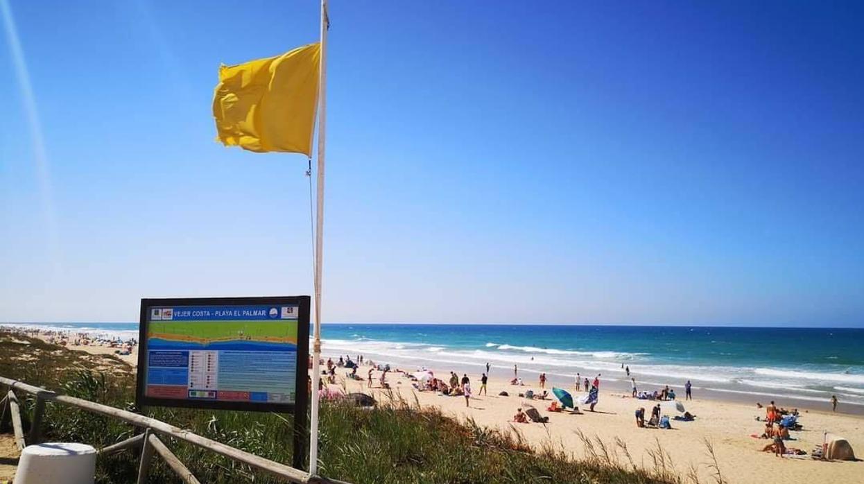 Playa de El Palmar con bandera amarilla.