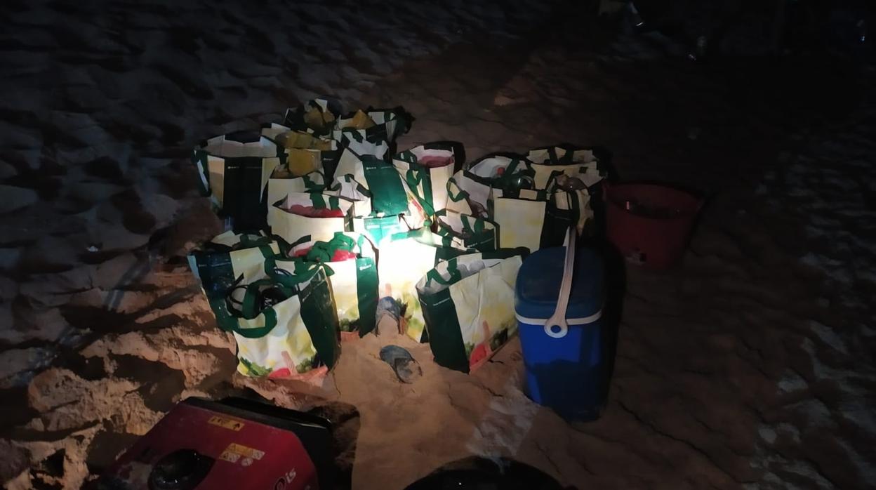 Desmantelada una fiesta ilegal con más de un centenar de personas en la playa de Valdevaqueros