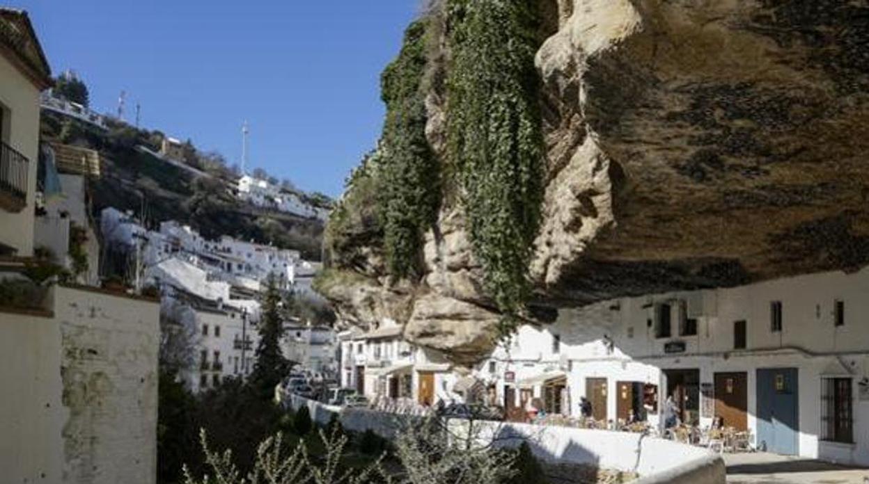 Imagen del pueblo de Setenil, parcialmente excavado en la montaña