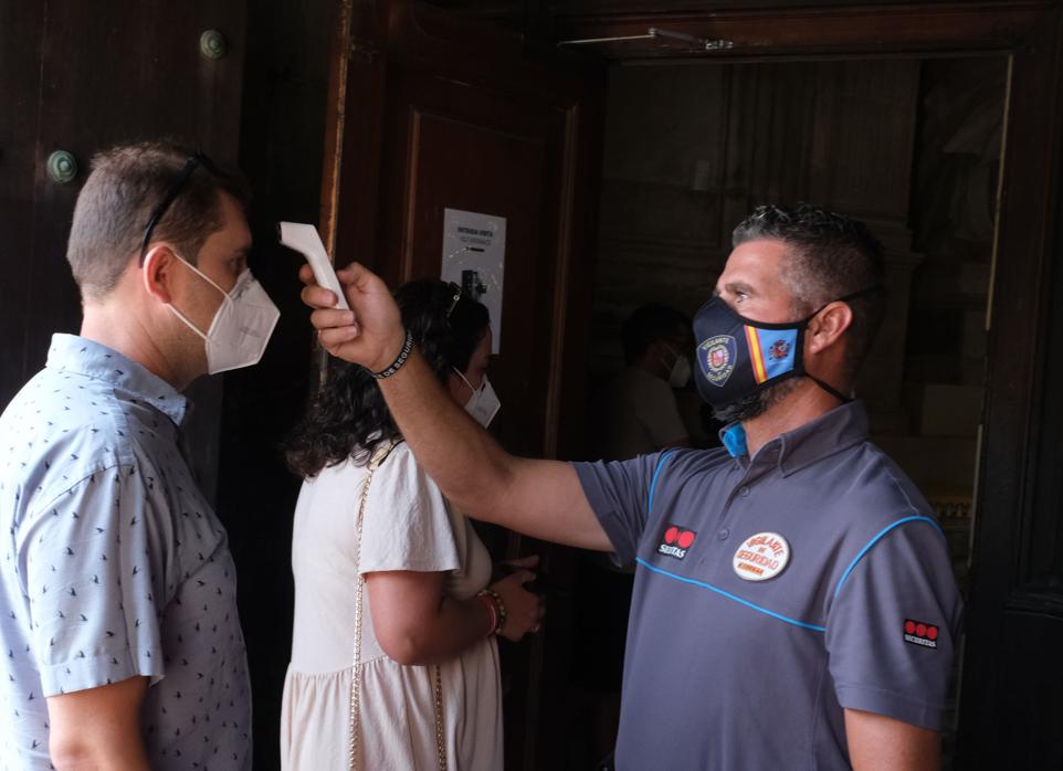 Toma de temperatura a la entrada un edificio público en Cádiz