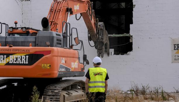 Arranca la demolición de los antiguos Talleres Pastoriza de Cádiz