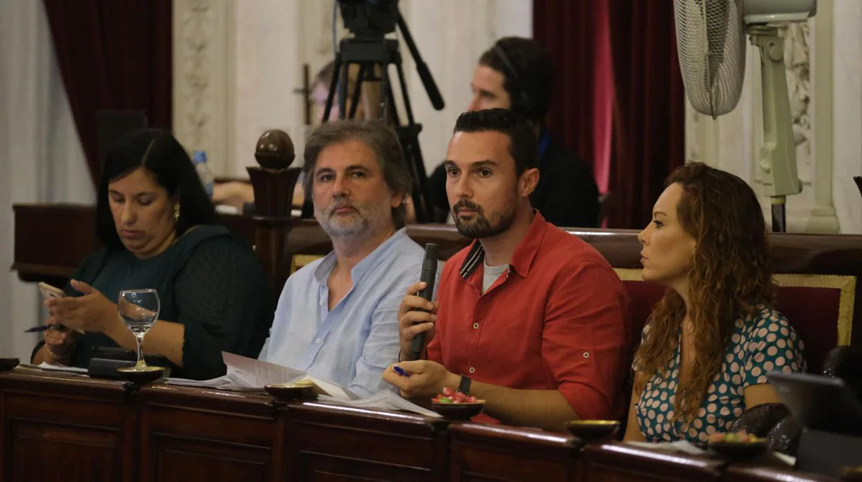 Demetrio Quirós, entre Ana Fernández y Martín Vila, en un pleno del Ayuntamiento.
