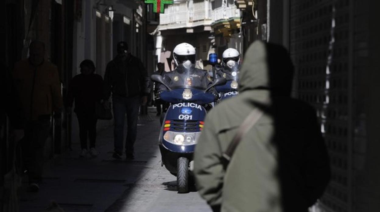 La Policía Nacional vigila que los ciudadanos cumplan la ley durante el estado de alarma.