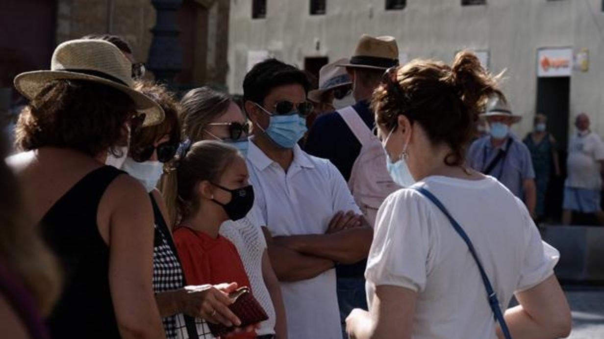 Un grupo de personas en Cádiz con las mascarillas obligatorias.