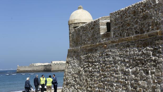 Gobierno y Ayuntamiento abandonan el proyecto para rehabilitar las murallas de Cádiz