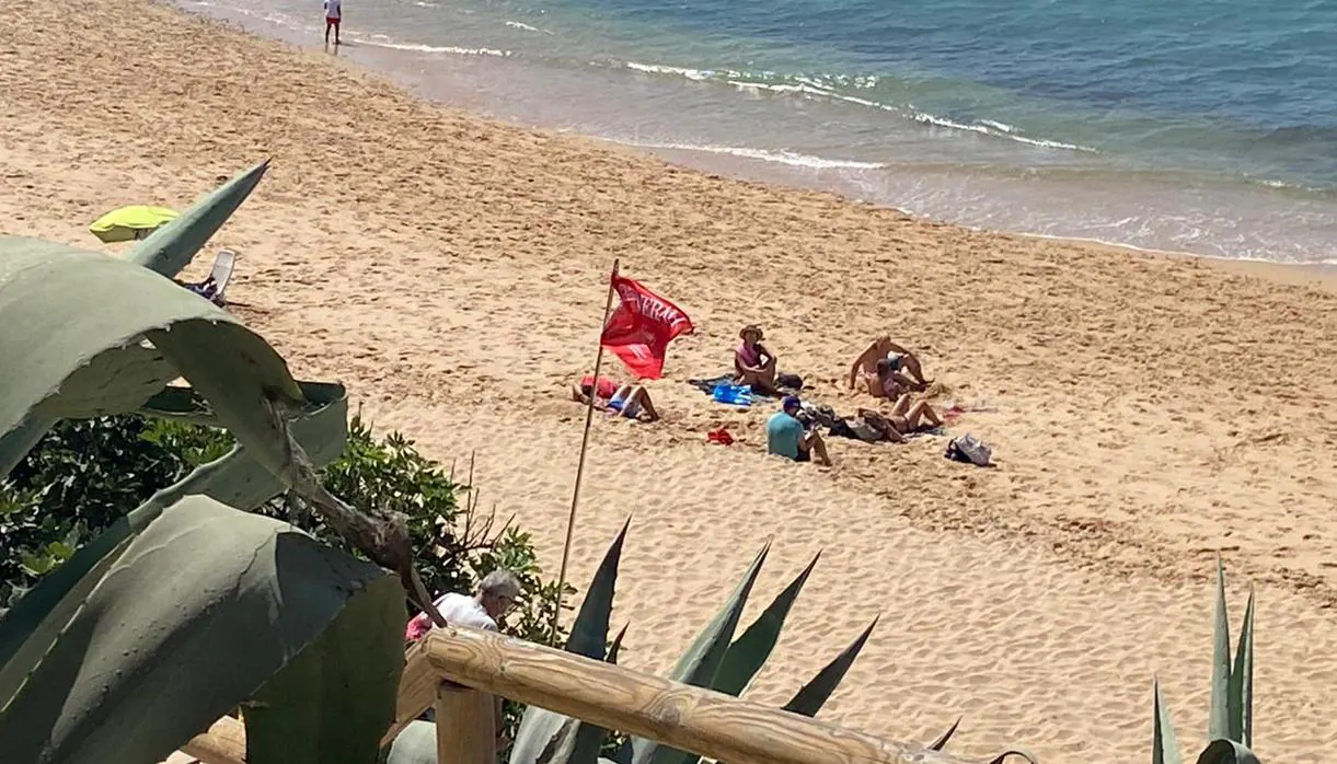 Prohibido el baño las playas de Los Caños y Zahora tras un positivo en Covid de uno de los vigilantes