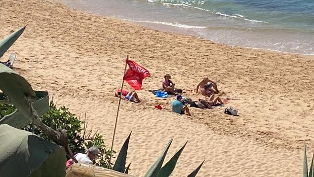 Prohibido el baño las playas de Los Caños y Zahora tras un positivo en Covid de uno de los vigilantes