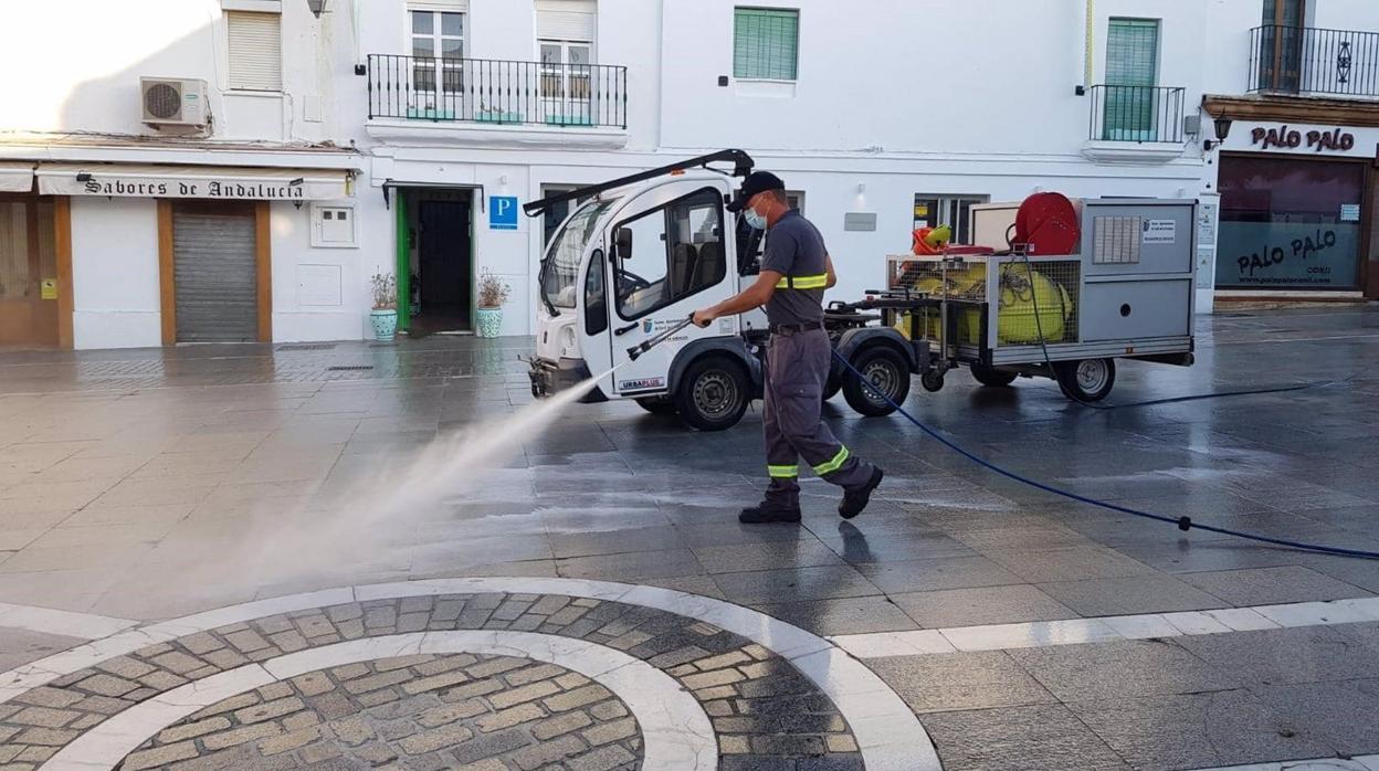 Trabajos de desinfección en las calles de Conil.