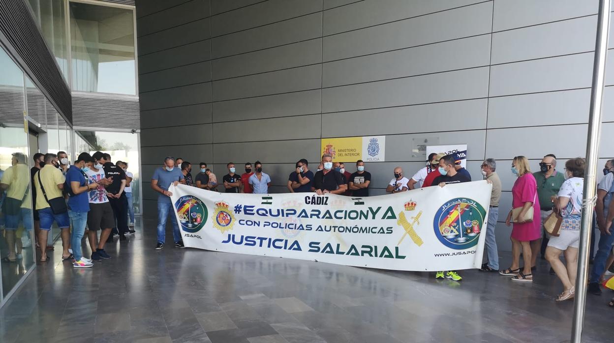 Agentes manifestándose en la comisaría de San Fernando.