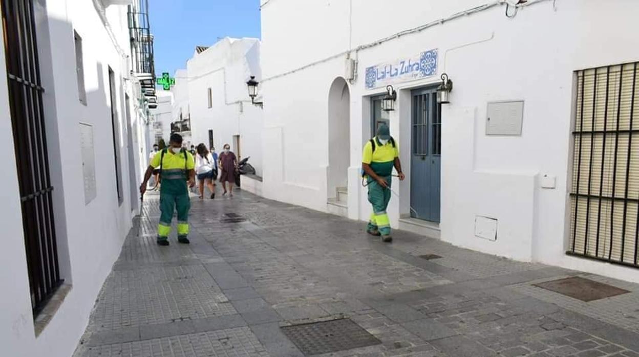 Labores de desinfección en las calles de Vejer de la Frontera.