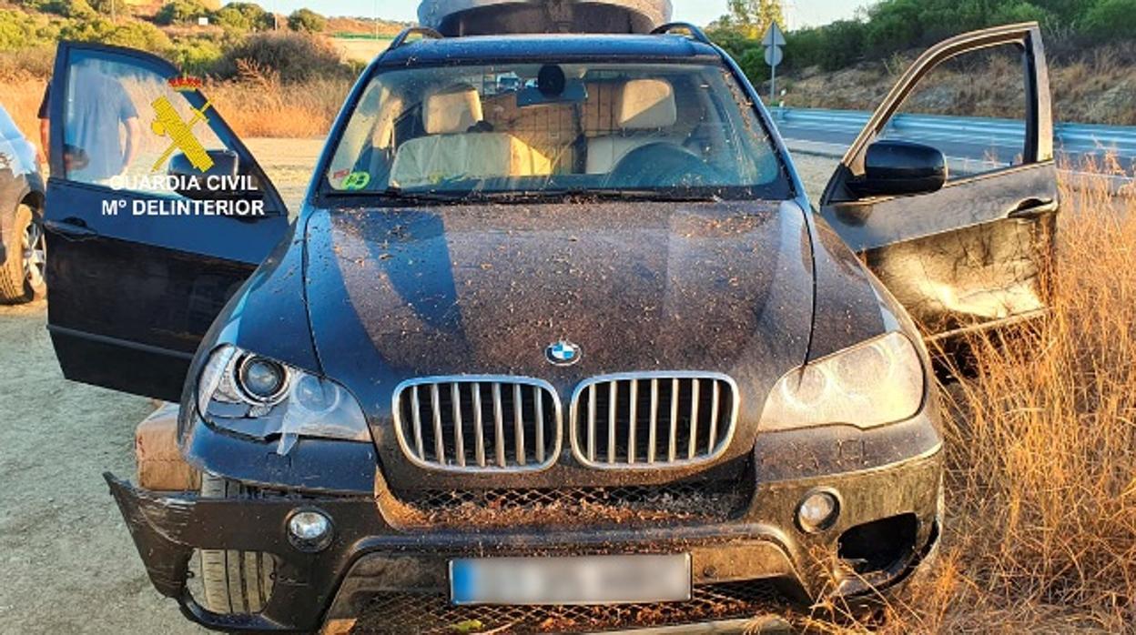 El coche cargado de fardos que embistió a la Guardia Civil.