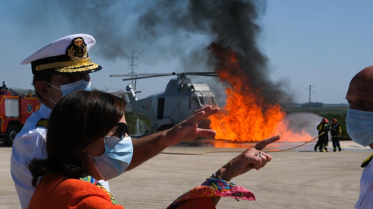 La ministra Robles atendiendo a los ejercicios de adiestramiento del CASI en la Base de Rota