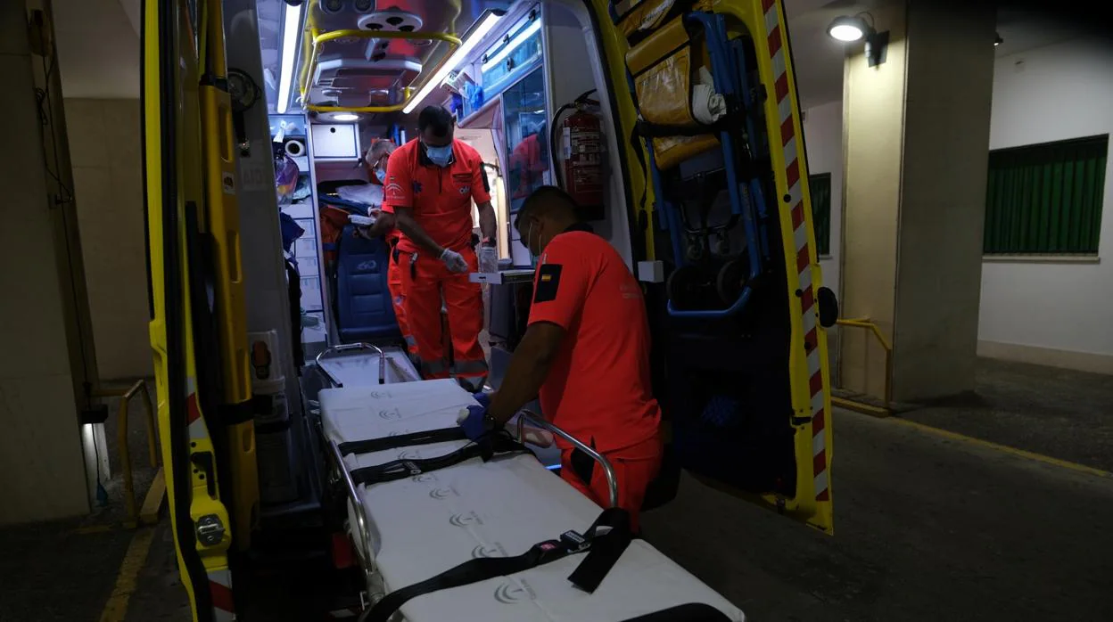 El equipo de emergencias sanitarias del hospital Puerta del Mar