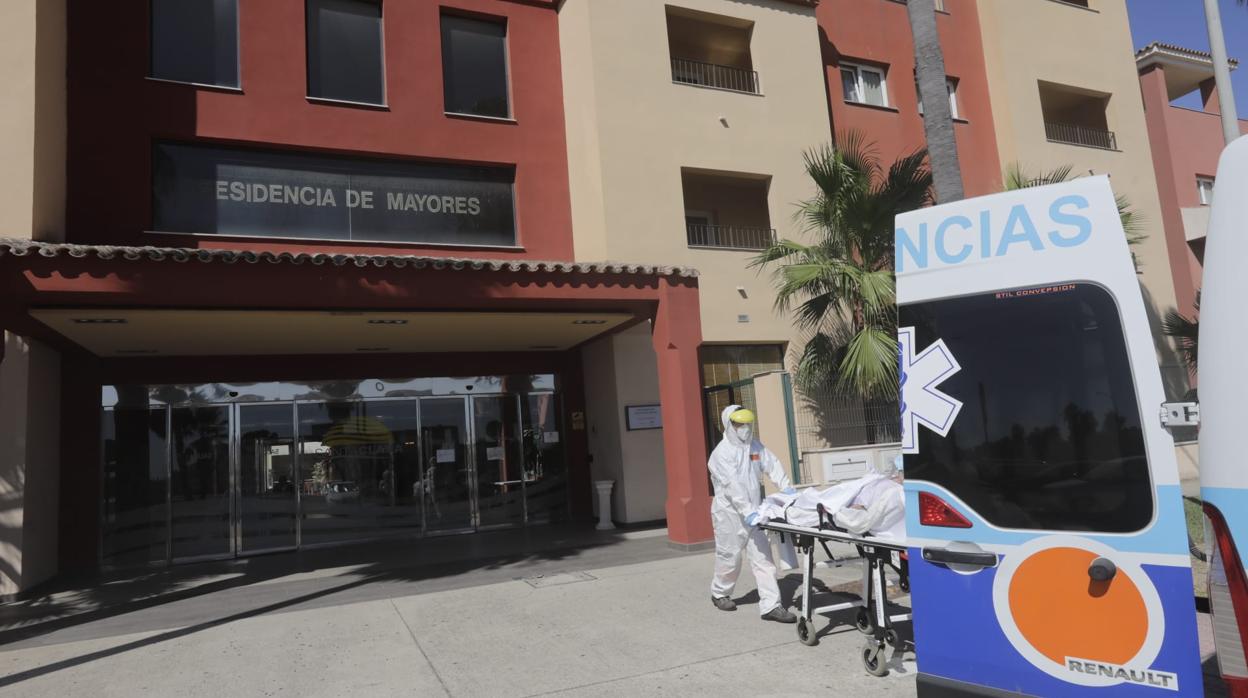 Una ambulancia se lleva de la residencia a uno de los pacientes sospechosos de Covid-19.