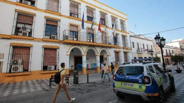 Dos casos positivos de coronavirus obligan a cerrar el Ayuntamiento de Coria del Río