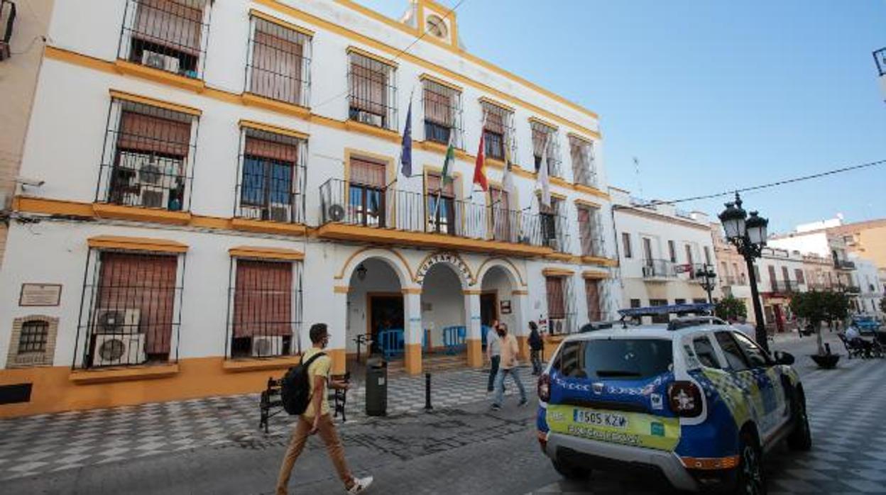 Fachada del Ayuntamiento de Coria del Río, en la provincia de Sevilla