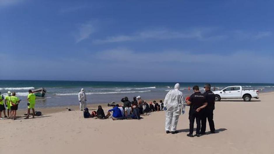 Llegan dos pateras a las costas de Cádiz