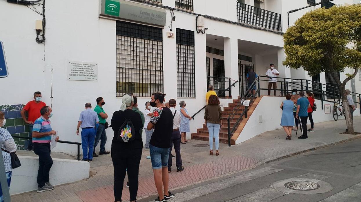 Más de una veintena de usuarios, en cola a las puertas de un centro de salud en Chiclana para ser atendidos. :