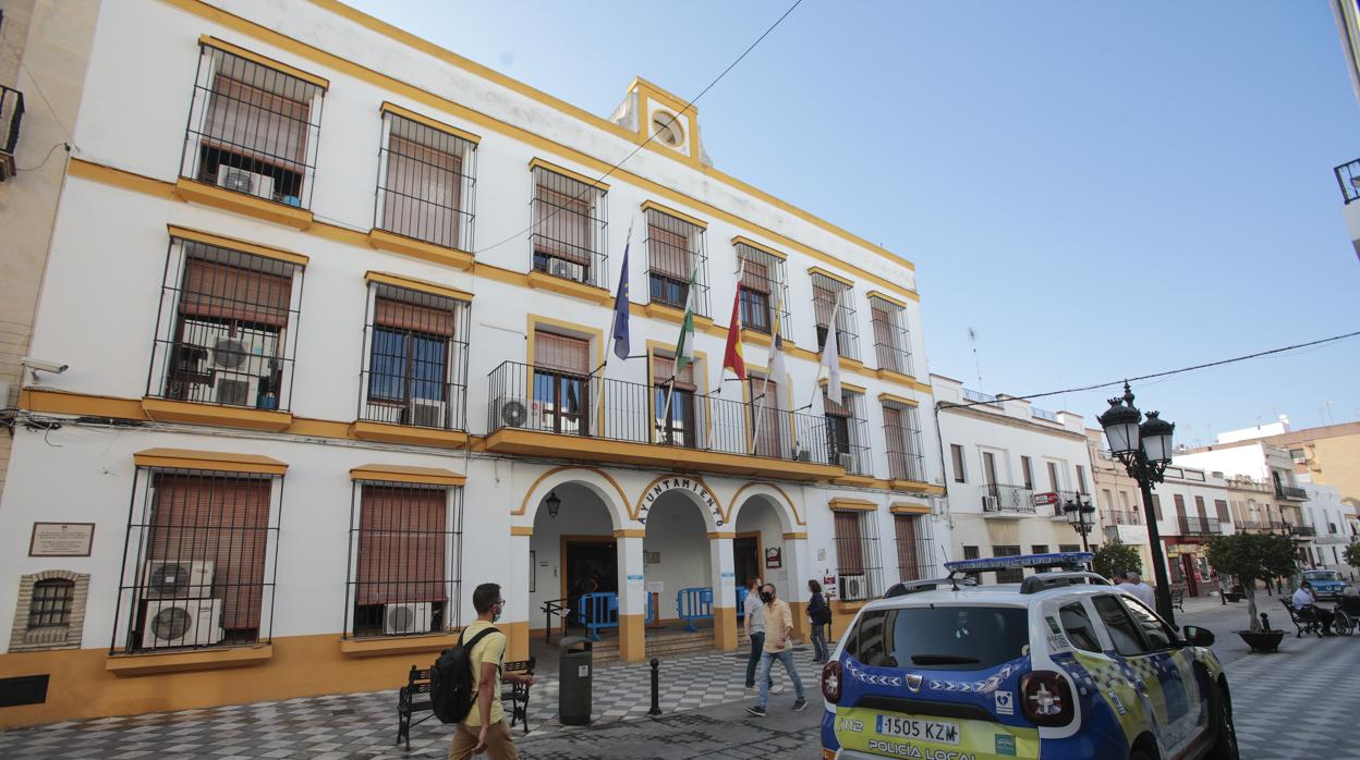 Fachada principal del Ayuntamiento de Coria del Río