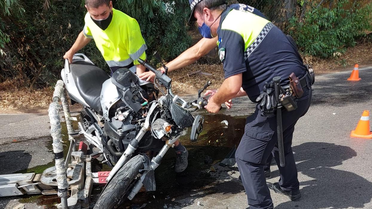 La moto quedó destrozada tras el atropello.