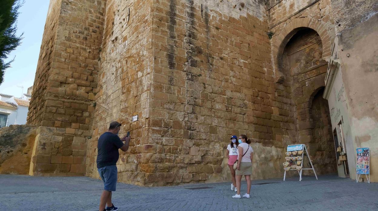 Varios turistas en la Puerta de Sevilla de Carmona