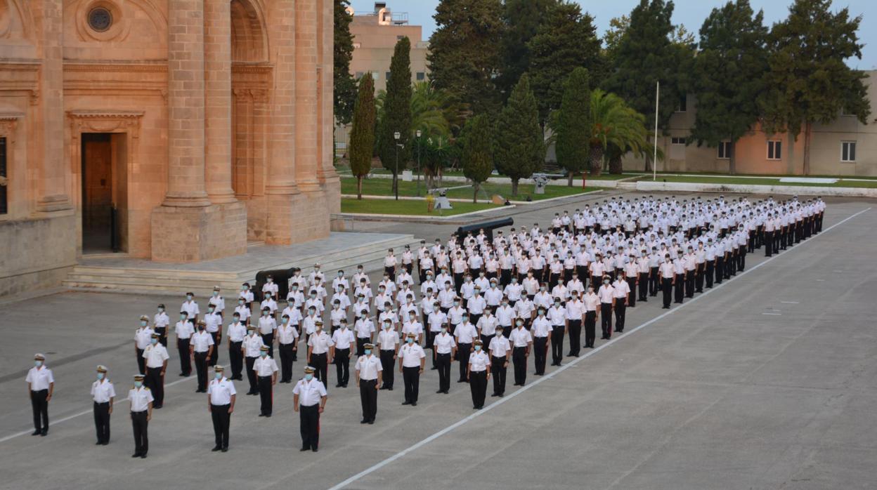 Los alumnos en formación en el patio de la Escuela.