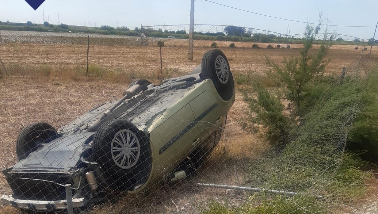 Los bomberos intervienen en un accidente laboral y el vuelco de un coche en La Barca de la Florida