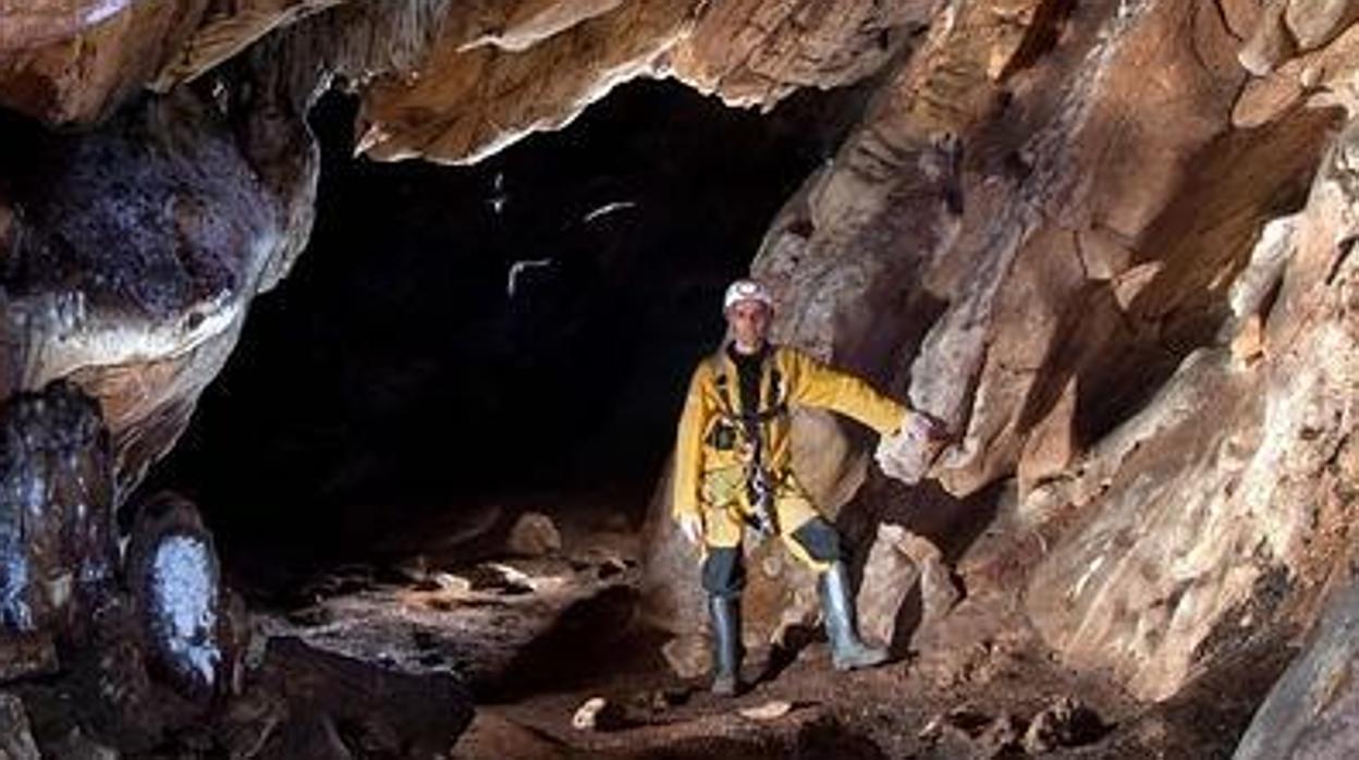 Cueva de los Covachos, Almadén de la Plata