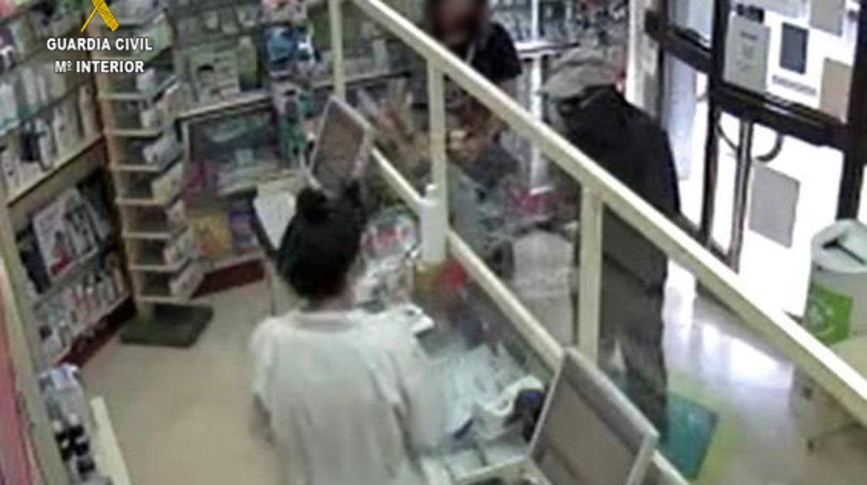 Imagen capturada del vídeo que grabó la cámara de seguridad de la farmacia