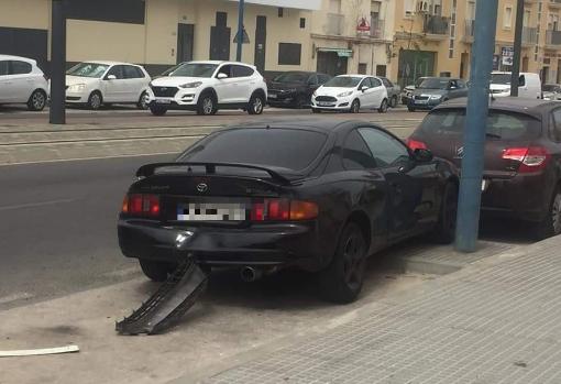 Un vehículo colisiona contra dos turismos y acaba volcando en la Alameda de Solano de Chiclana