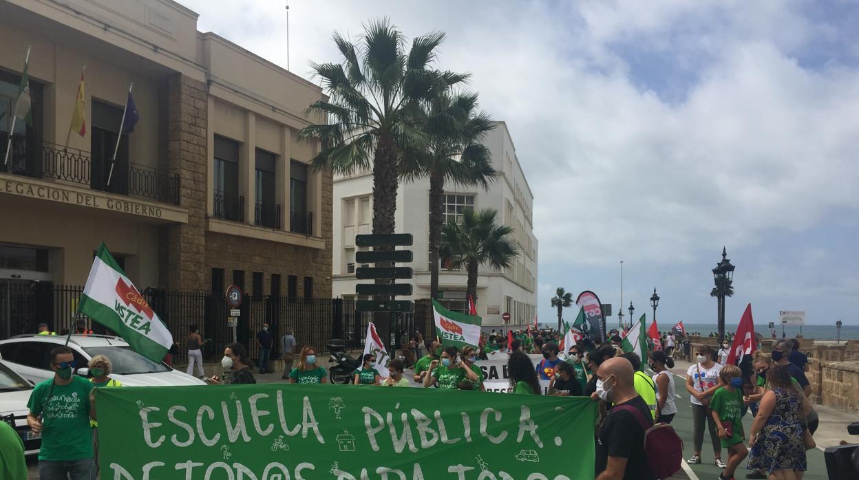 Movilización del profesorado frente a la Subdelegación del Gobierno