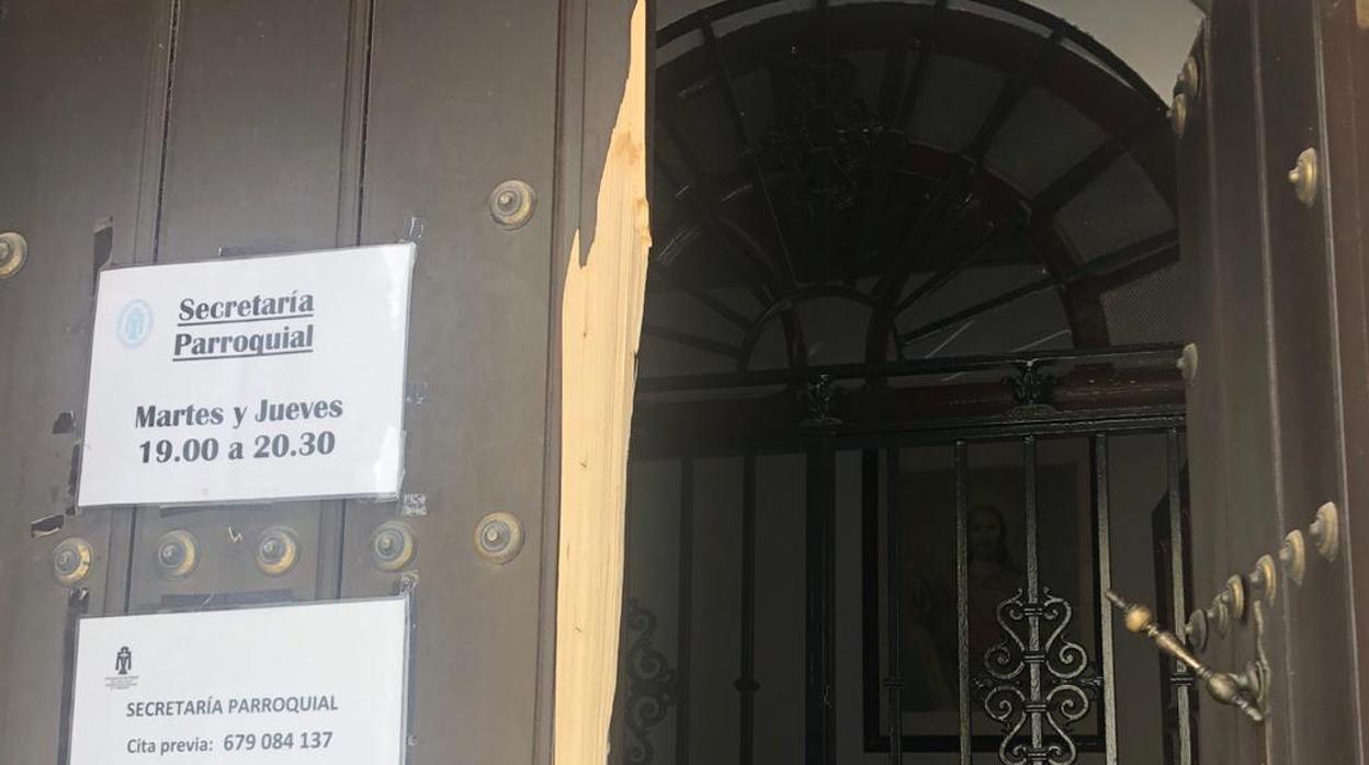 Estado en el que ha quedado la puerta de la secretaria parroquial de la iglesia de San Miguel.