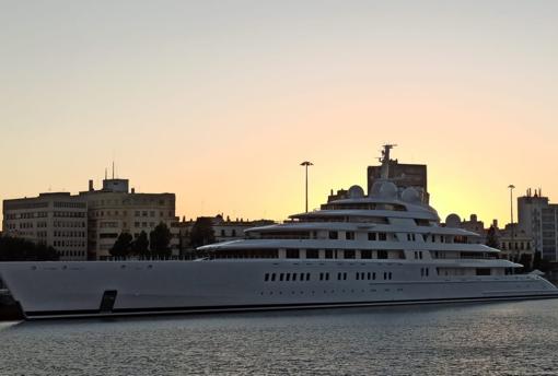 El megayate &#039;Azzam&#039; amplía su atraque en Cádiz hasta diciembre y dejará casi medio millón de euros