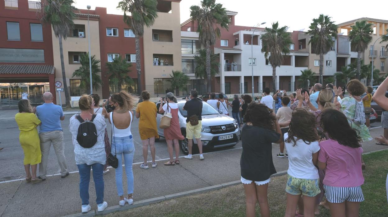 Familiares aplauden a los residentes y empleados de la residencia de Valdelagrana.