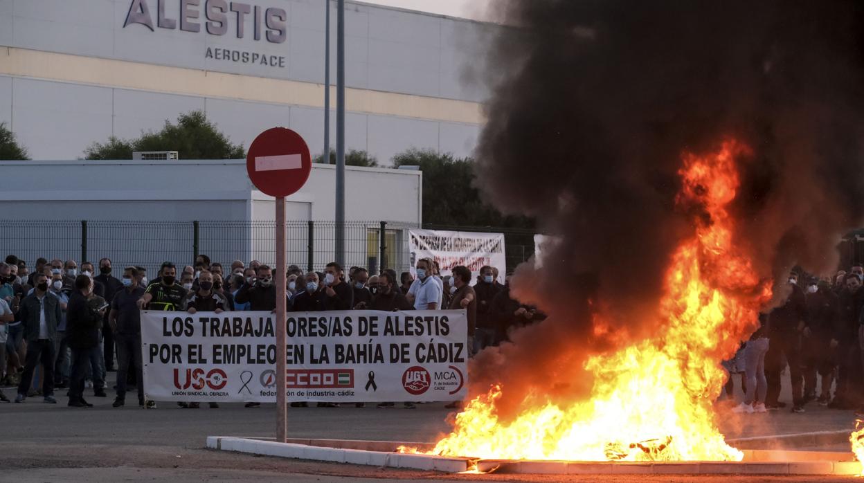 Protesta en la planta de Alestis de Puerto Real el pasado martes coincidiendo con la huelga sectorial