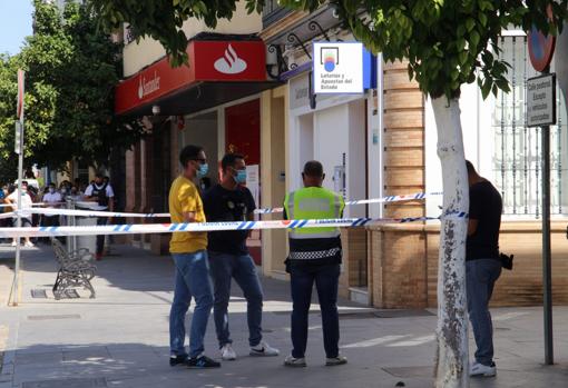 Agentes de paisano en el inicio de la calle Prim donde reside el individuo