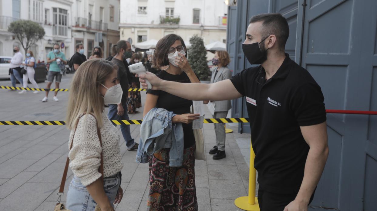 Toma de temperatura a una espectadora antes a la entrada del Falla.